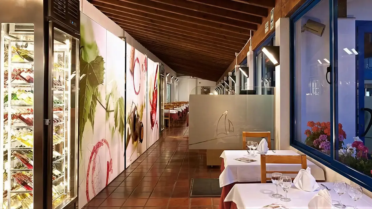 Restauracja w Tahiti Playa z nakrytymi stołami