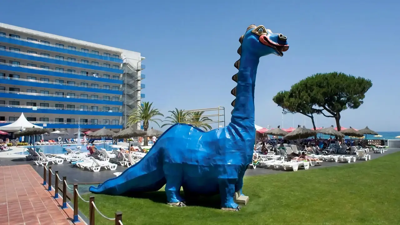 Basen i rzeźba dinozaura w Tahiti Playa