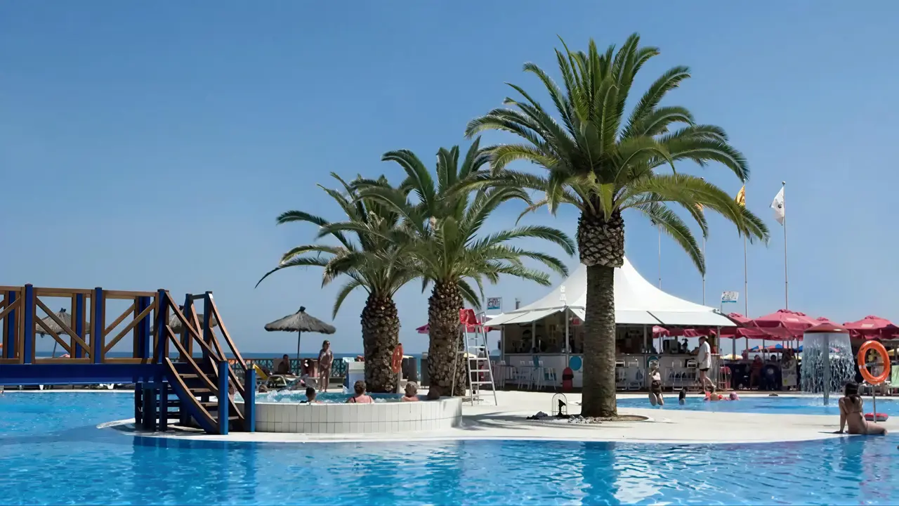 Basen z palmami w Tahiti Playa