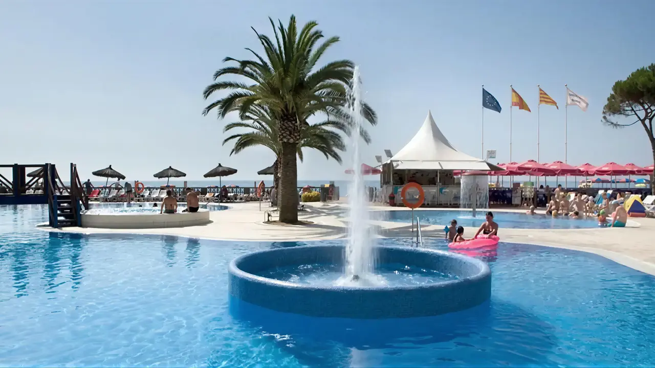 Basen z fontanną w Tahiti Playa