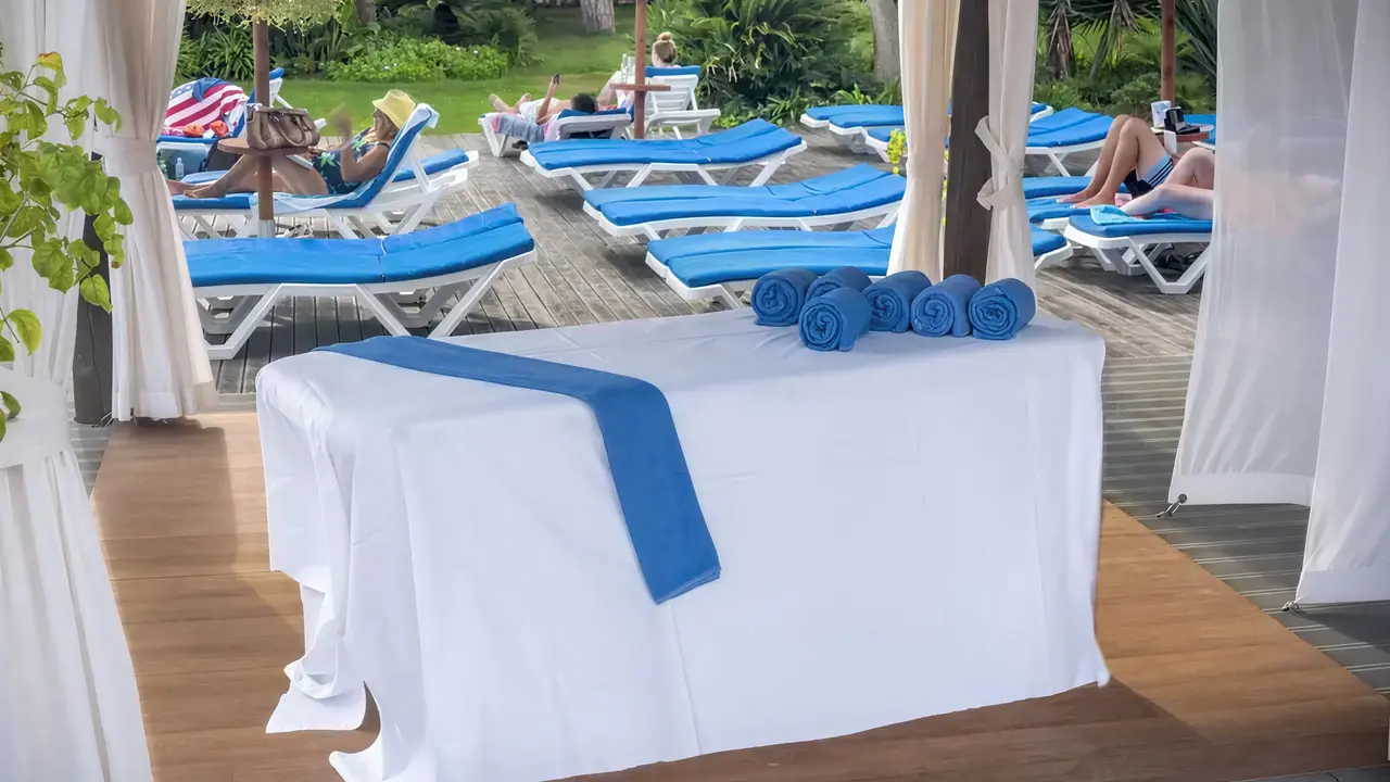 Leżaki i białe pawilony w Tahiti Playa
