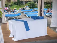Leżaki i białe pawilony w Tahiti Playa