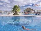 Basen w hotelu Tahiti Playa z leżakami