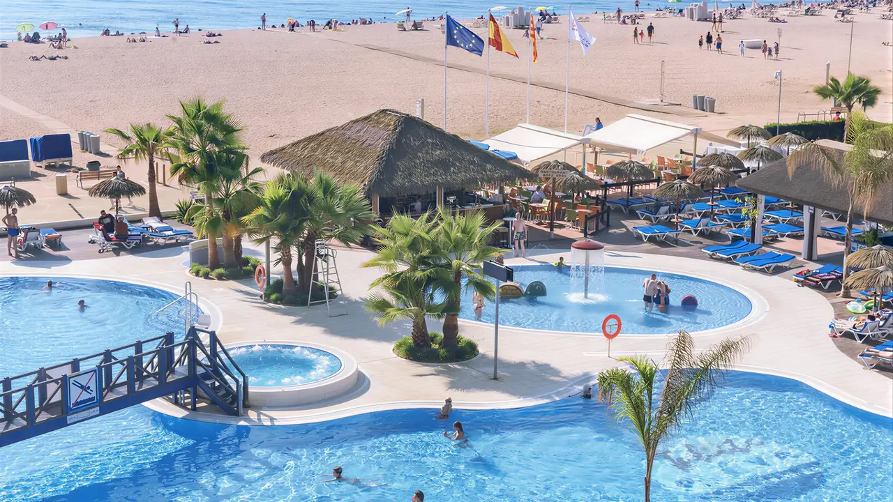 Widok na kompleks basenów i plażę Tahiti Playa