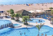 Widok na kompleks basenów i plażę Tahiti Playa
