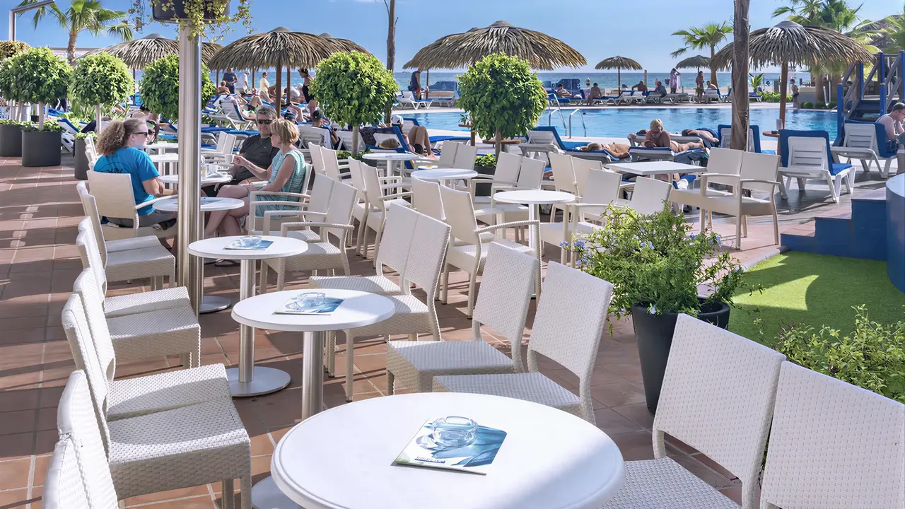 Taras z białymi meblami przy basenie Tahiti Playa