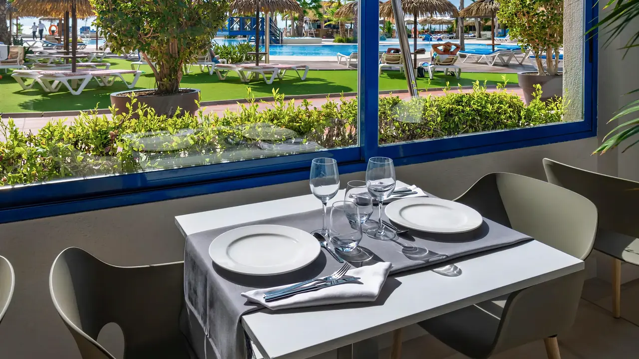 Nakryty stół w restauracji Tahiti Playa