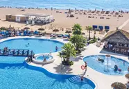 Widok na kompleks basenów i plażę Tahiti Playa