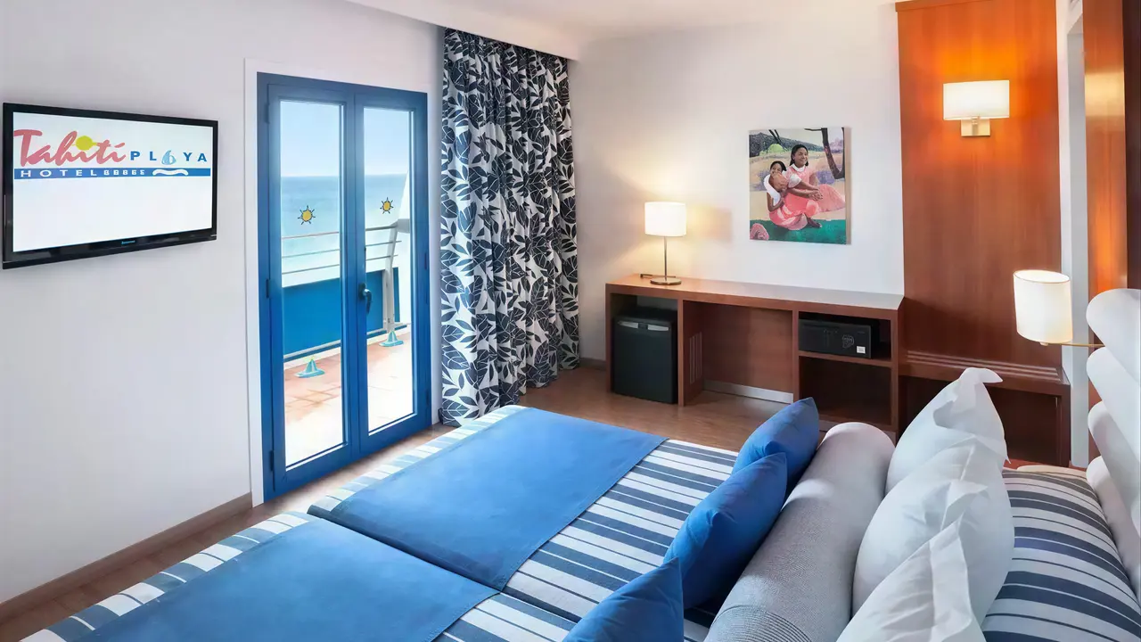 Pokój z łóżkiem i balkonem w Tahiti Playa