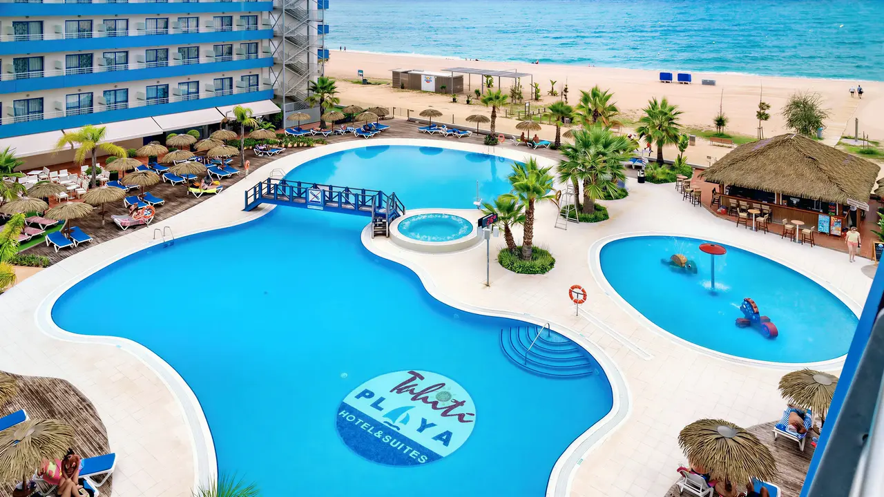 Widok na kompleks basenów w Tahiti Playa