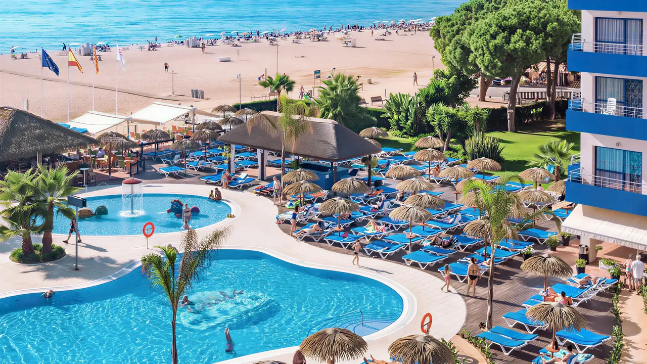 Widok na kompleks Tahiti Playa z basenami i plażą