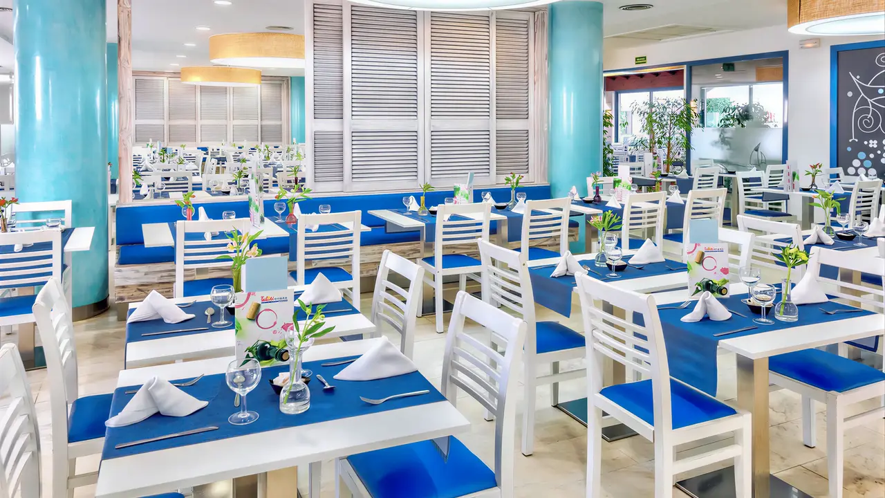 Jasna restauracja z niebieskimi detalami w Tahiti Playa