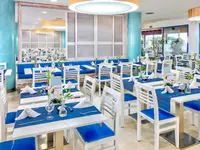 Jasna restauracja z niebieskimi detalami w Tahiti Playa