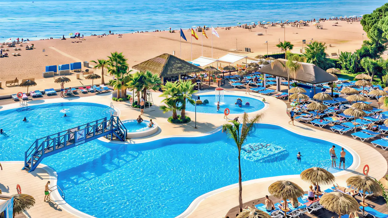 Widok na kompleks basenów i plażę Tahiti Playa