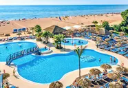 Widok na kompleks basenów i plażę Tahiti Playa