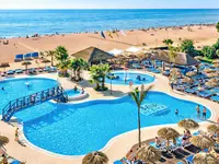 Widok na kompleks basenów i plażę Tahiti Playa