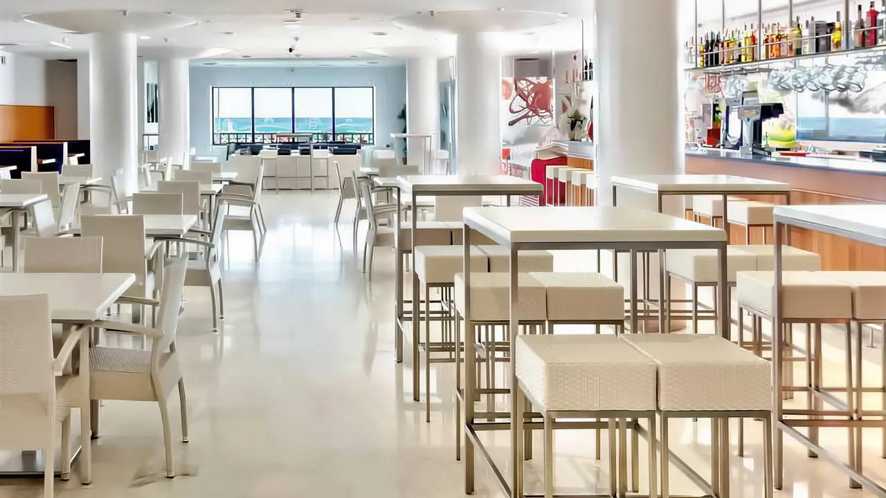 Jasna restauracja w Tahiti Playa z białymi stolikami
