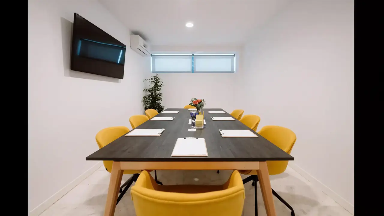Sala konferencyjna w Tahiti Playa z żółtymi krzesłami