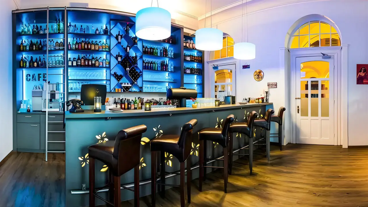 Nowoczesny bar z hokerami w Terrace
