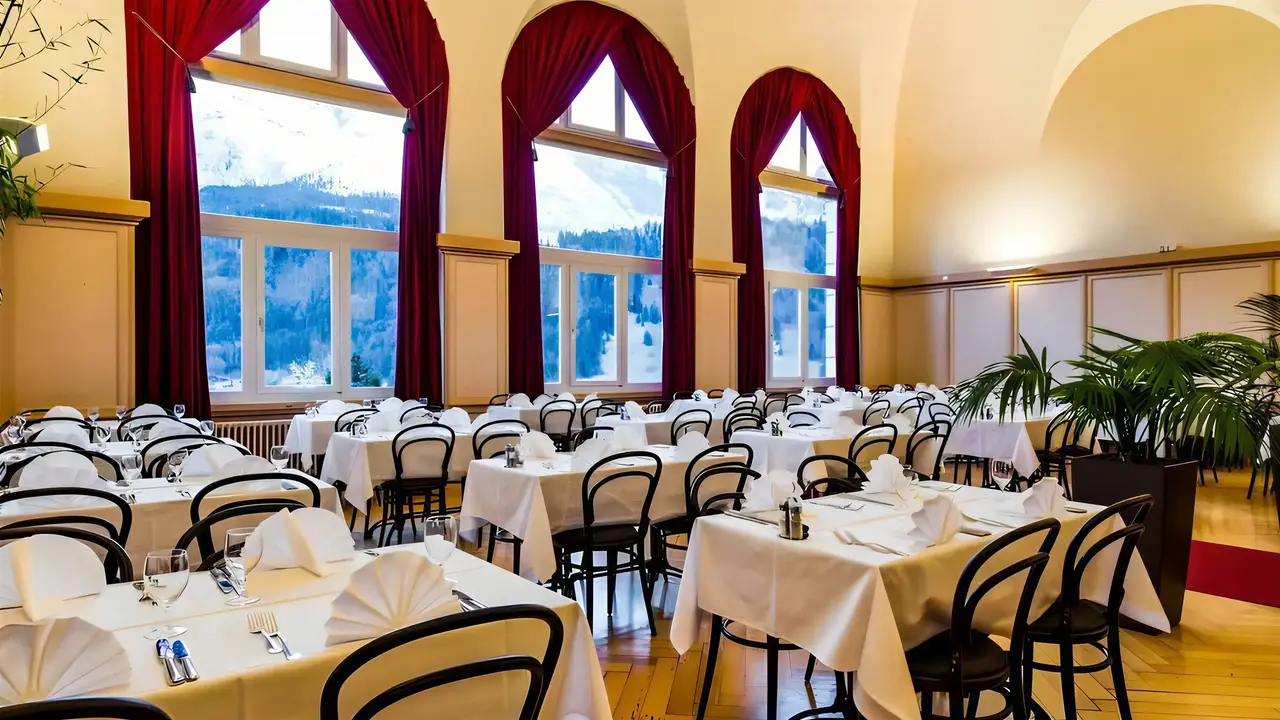 Elegancka restauracja w Terrace z białymi obrusami