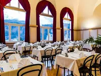 Elegancka restauracja w Terrace z białymi obrusami