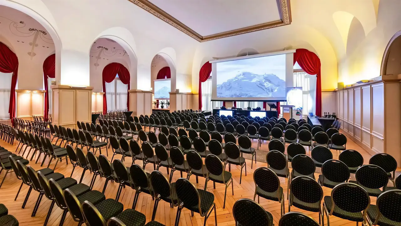 Sala konferencyjna z rzędami krzeseł w Terrace