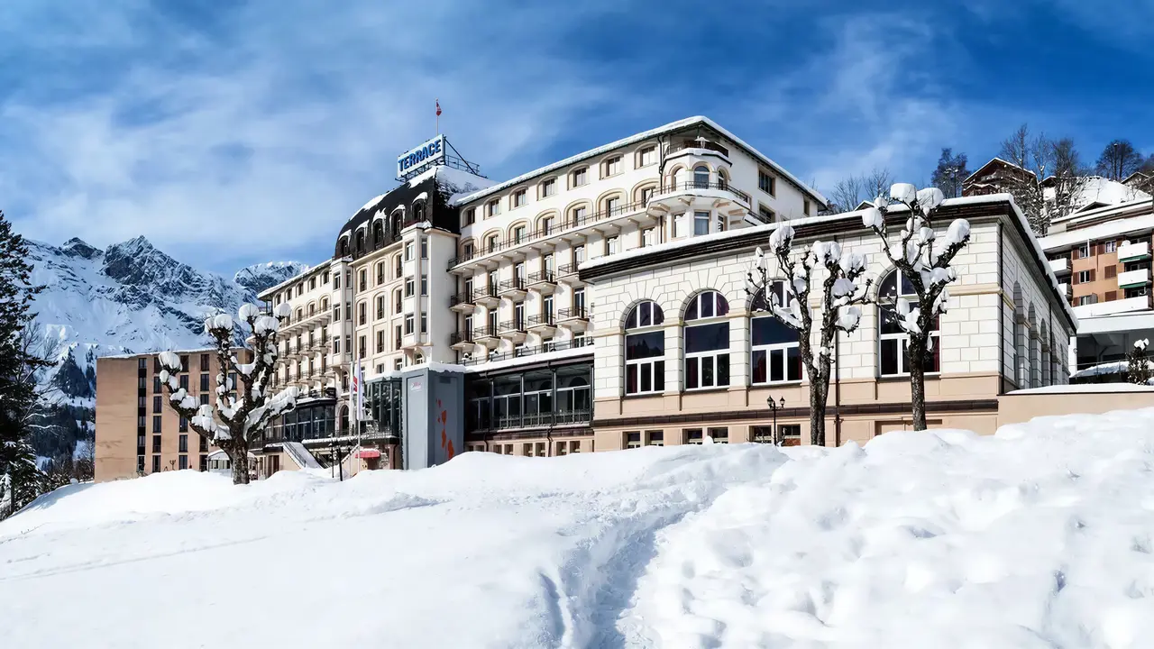 Zimowy widok na budynek Terrace w śniegu