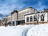 Zimowy widok na budynek Terrace w śniegu