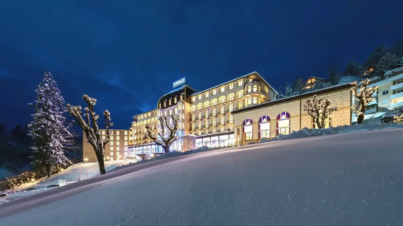 Ośnieżona fasada budynku Terrace nocą
