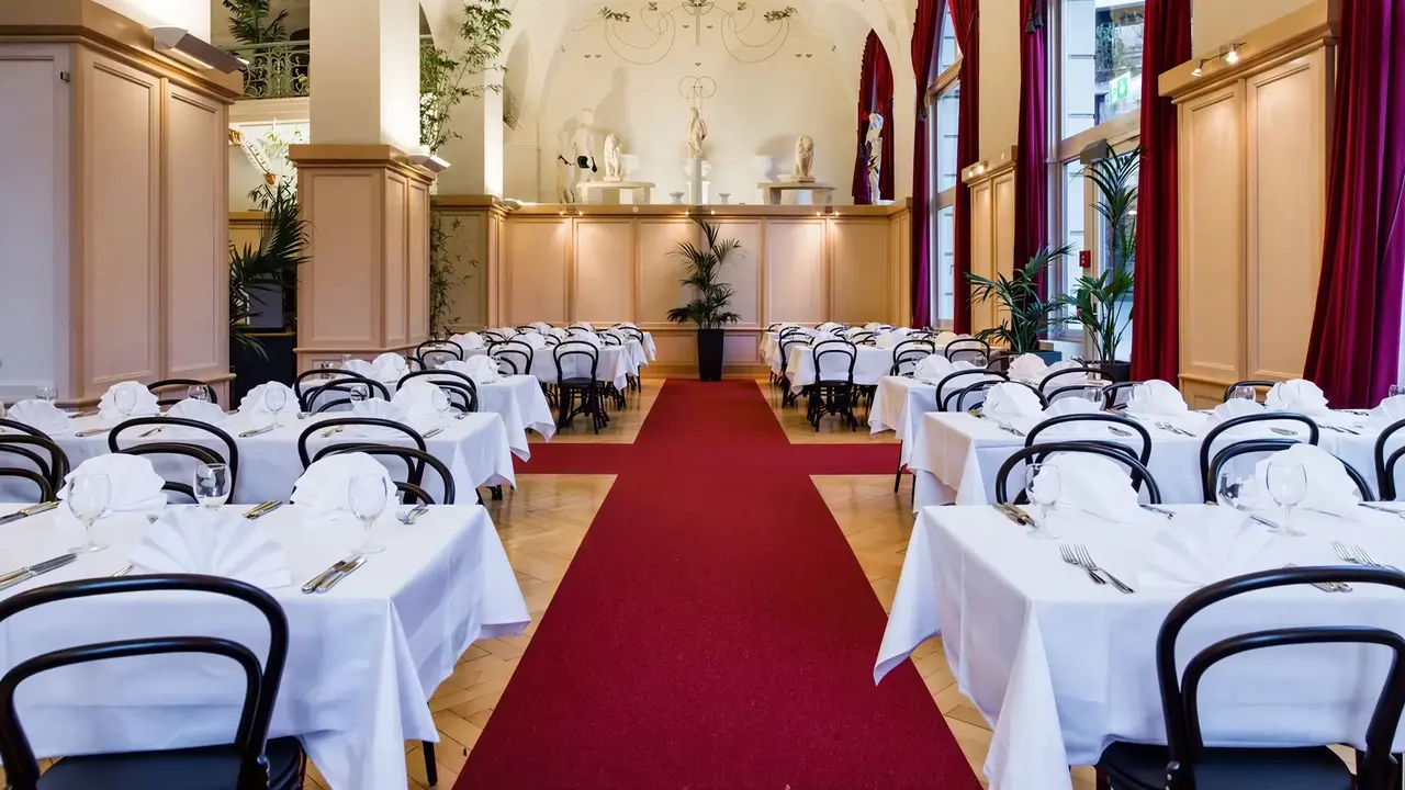 Elegancka restauracja w Terrace z białymi obrusami