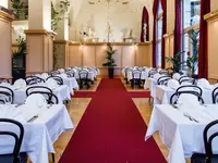 Elegancka restauracja w Terrace z białymi obrusami