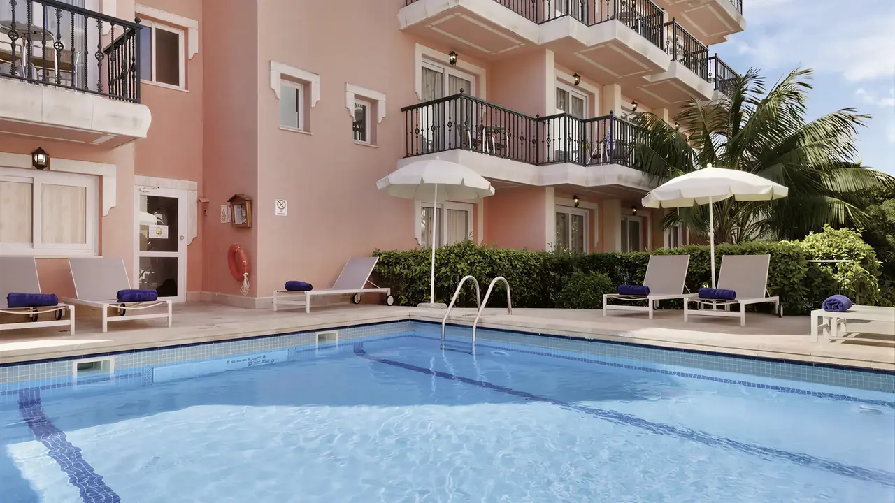 Basen z leżakami w hotelu THB Felip