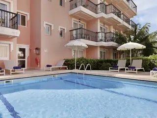 Basen z leżakami w hotelu THB Felip