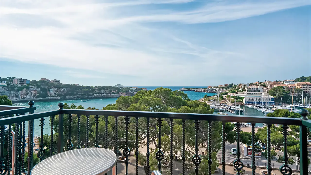 Balkon z widokiem na zatokę w THB Felip