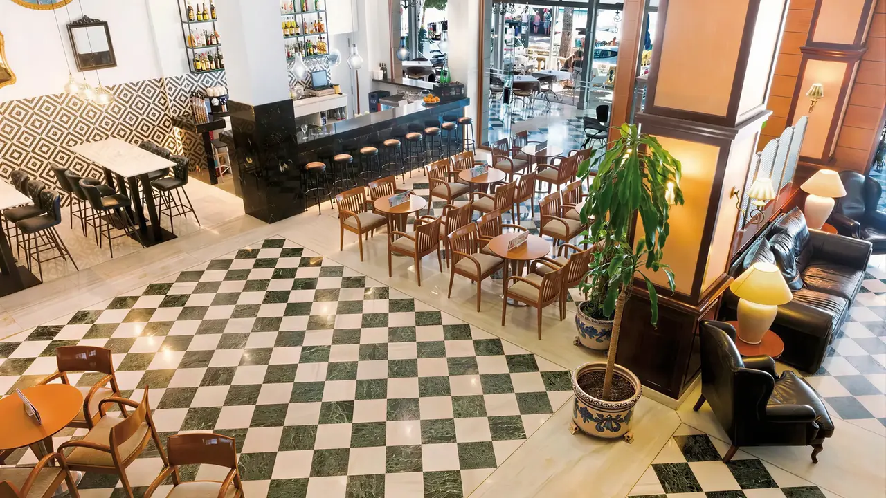 Bar z wysokimi stołkami w THB Felip