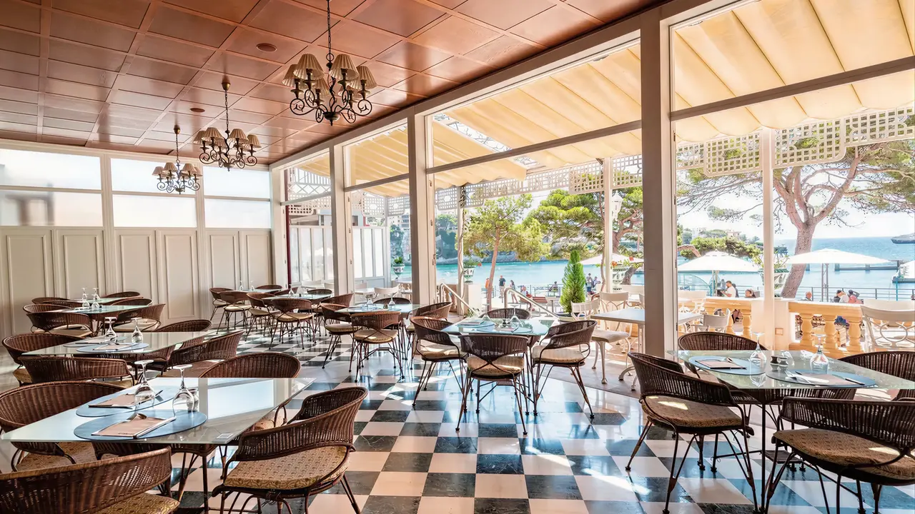 Restauracja w THB Felip z widokiem na morze
