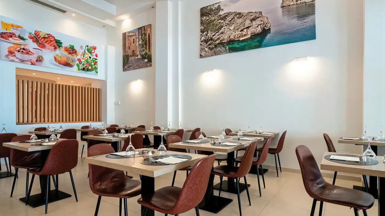 Restauracja w THB Felip z ustawionymi stolikami