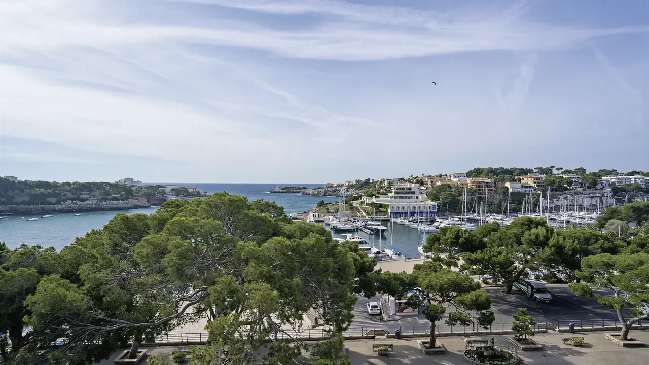 Widok na kompleks THB Felip i pobliski port