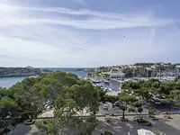 Widok na kompleks THB Felip i pobliski port