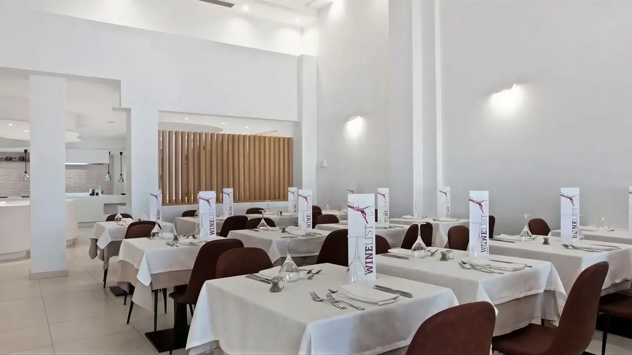 Restauracja w THB Felip z nakrytymi stołami
