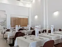 Restauracja w THB Felip z nakrytymi stołami