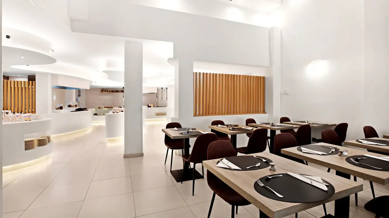  Restauracja w THB Felip z nakrytymi stołami