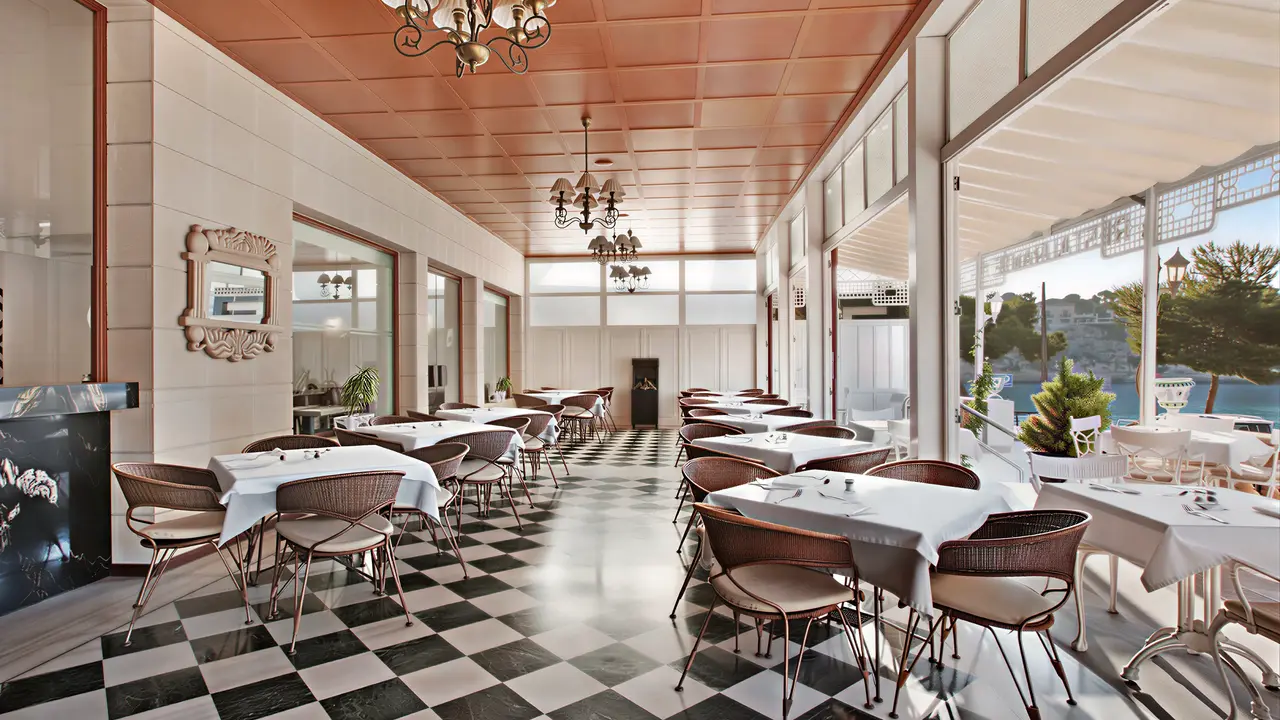 Restauracja w hotelu THB Felip z nakrytymi stołami