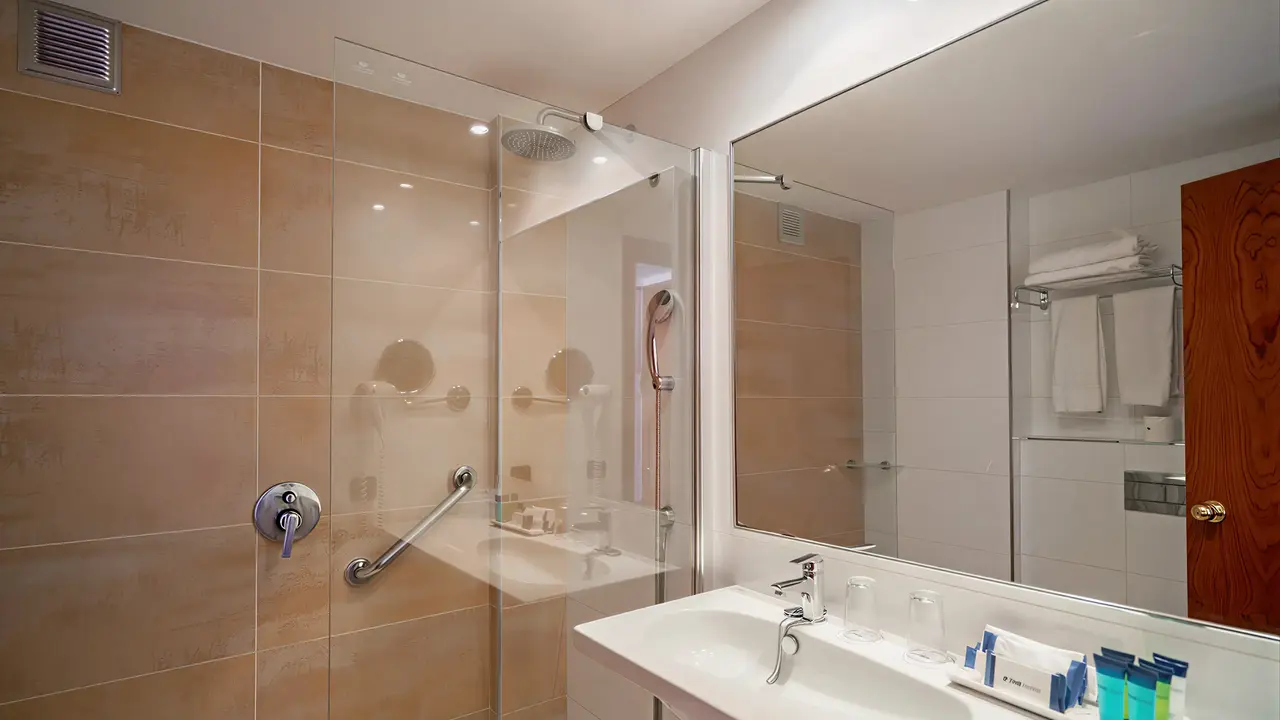 Łazienka w hotelu THB Felip z prysznicem