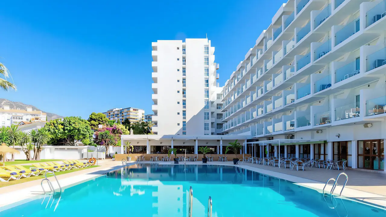 Basen i leżaki w hotelu THB San Fermin