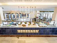 Bufet z jedzeniem w hotelu THB San Fermin