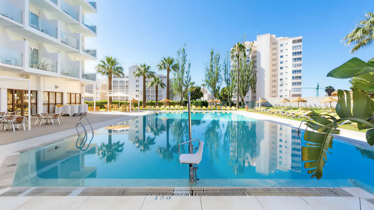 Basen zewnętrzny w hotelu THB San Fermin