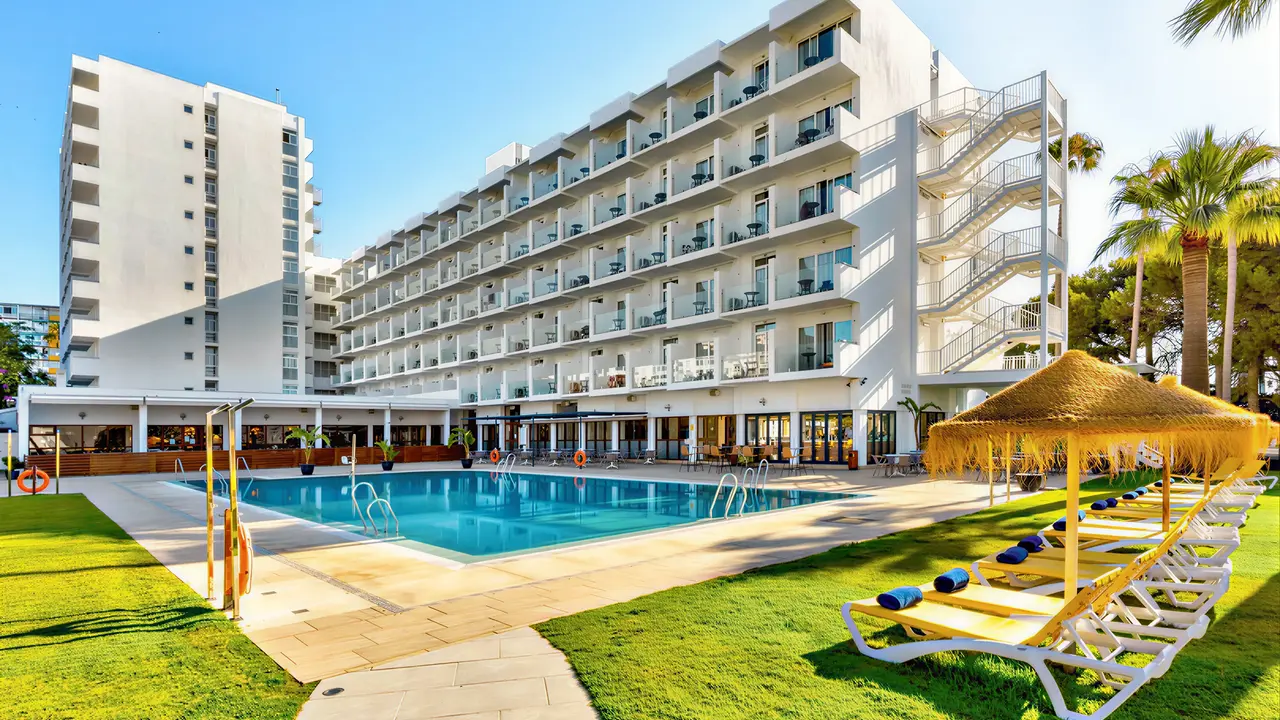 Basen i leżaki w hotelu THB San Fermin