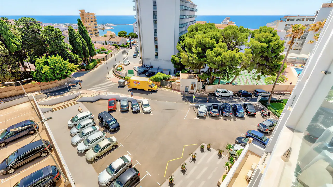 Widok na budynek i parking THB San Fermin