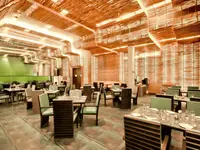 Elegancka restauracja w The Golden Crown Colva z ustawionymi stolikami